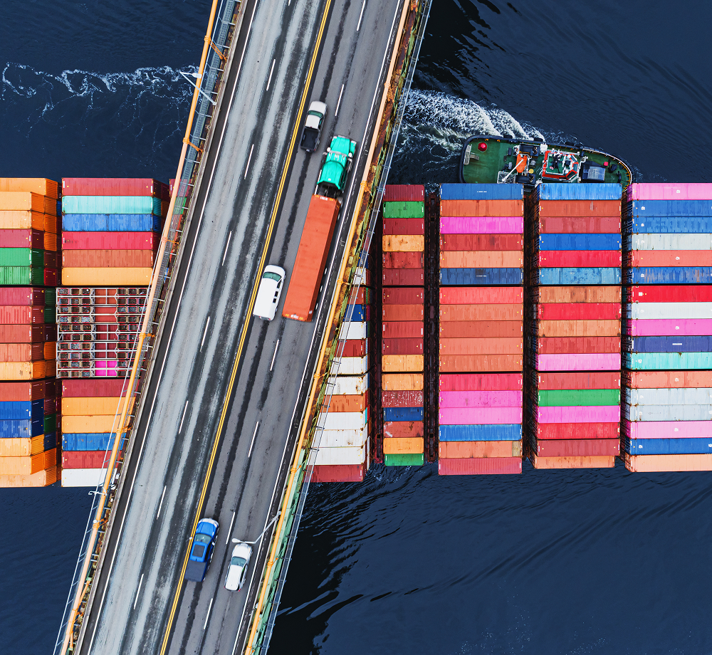 Straßen- und Gütertransport zwischen Containerschiffen